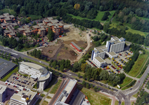 841609 Luchtfoto van het bouwterrein voor de nieuwe Provincietoren bij het Provinciehuis (linksboven, Galileïlaan 15) ...